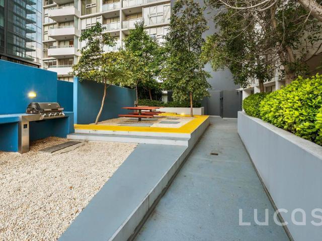 Secure your sizeable 1 bedder right on the cusp of the cbd