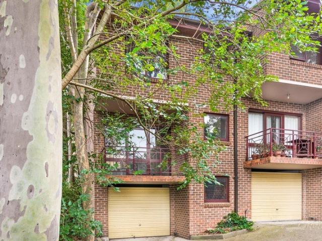 SECLUDED 2 BEDROOM TOWNHOUSE IN BOUTIQUE COMPLEX