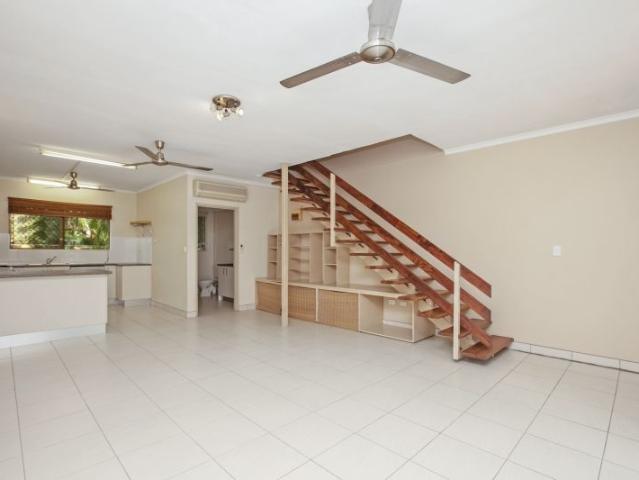 SECLUDED TOWNHOUSE IN POPULAR NIGHTCLIFF!