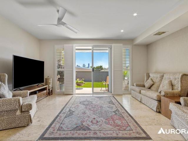 Secluded Townhome In The Heart Of Hawthorne!