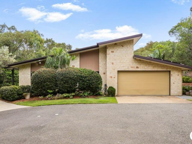 Secluded Acreage Living Unbeatable Location
