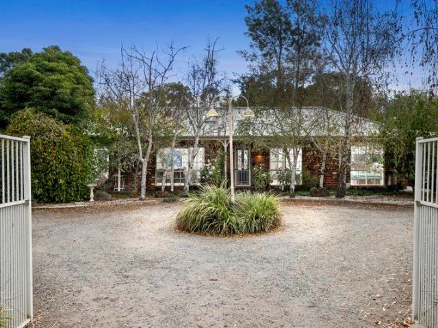Secluded Acreage Living Minutes from the CBD on approx 4047sqm