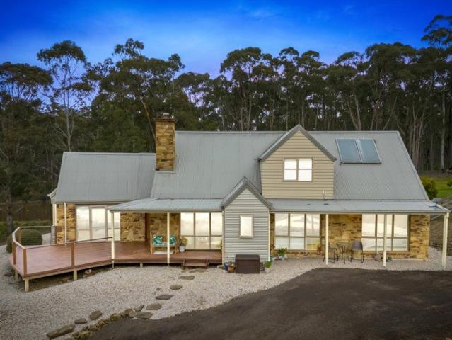 SECLUDED BUSH RETREAT WITH DISTINCTIVE COUNTRY CHARACTER ON 10 ACRES