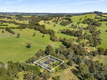 Secluded country haven with space, sunlight and serenity