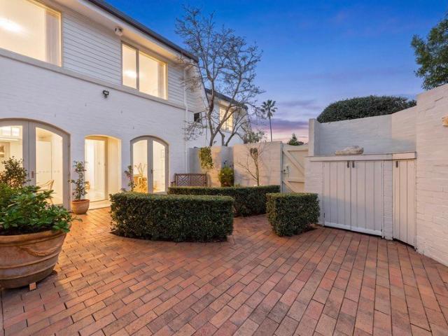 Secluded Elegant Townhouse With Sparkling Harbour and City Views