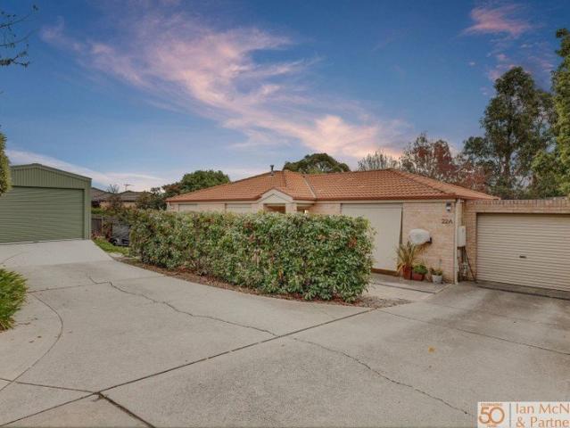Secluded Family Living Backing Onto Reserve ! Free Standing Separate Title No Strata