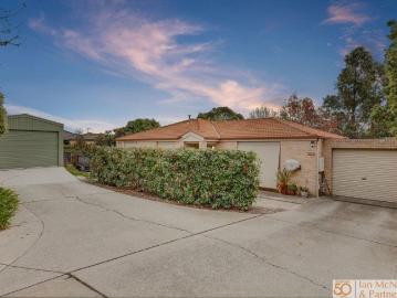 Secluded Family Living Backing Onto Reserve ! Free Standing Separate Title No Strata