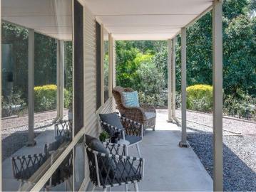 Secluded Home Fantastic Shedding Urban Convenience