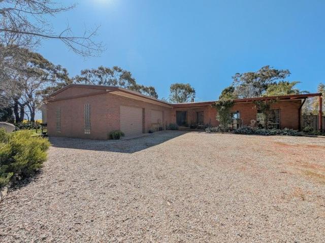 Secluded Lifestyle Retreat on 1.21 Ha Just 10 Minutes from Town