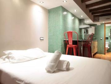 Secluded studio flat for rent near Güell Palace in El Raval