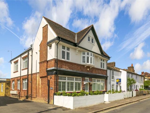 Second Cross Road, Twickenham 2 bed apartment to rent £2,400 pcm £554 pw