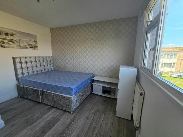 Second Avenue, Canvey Island, Essex. 1 bed in a house share to rent £700 pcm £162 pw