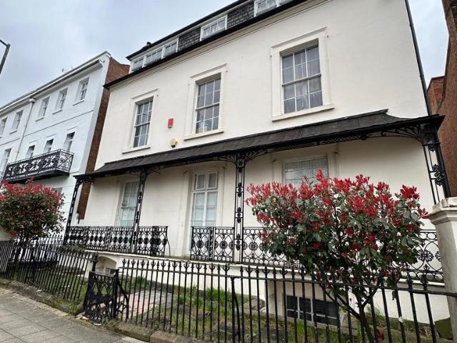 Second Floor, 3 Clarendon Place, CV32. 4 bed flat to rent £2,435 pcm £562 pw