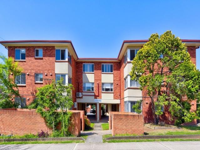 Second Floor 2 Bedroom Unit in Convenient Location