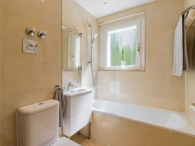 Second occupancy after renovation! Top located, quiet 3 room apartment with elegant furnishings Berlin Amsterdam Apartments for Rent