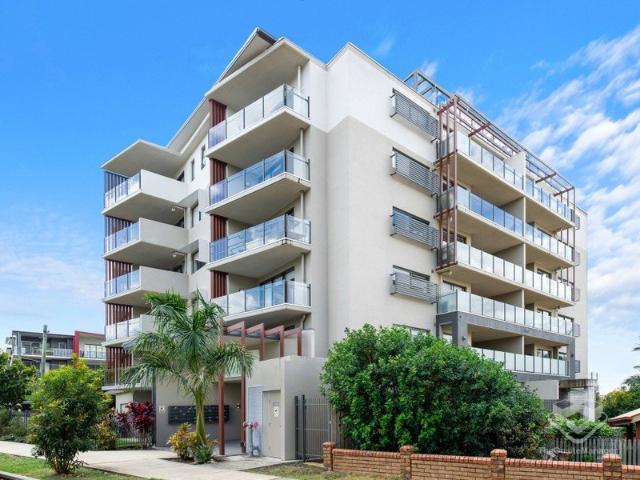 Second Top Floor North Facing in Prime Location