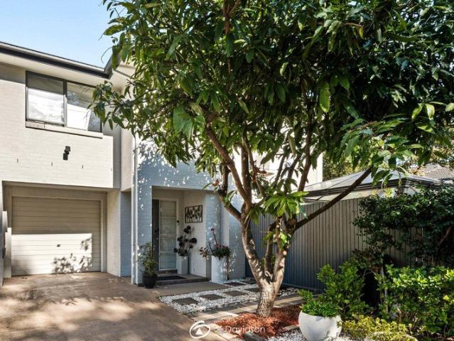 Seconds to Holsworthy Train Station Modern Townhouse with Bush Views