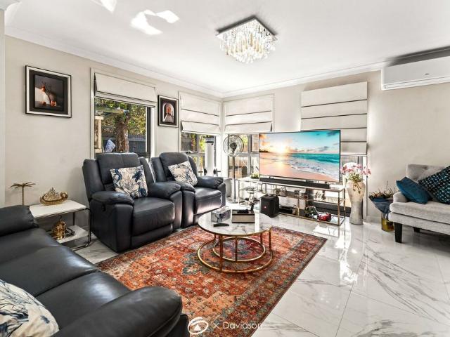Seconds to Holsworthy Train Station Modern Townhouse with Bush Views