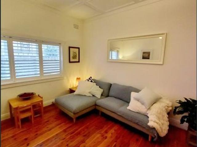 Seconds to the beach, huge 2 bed + sunroom Short Term available