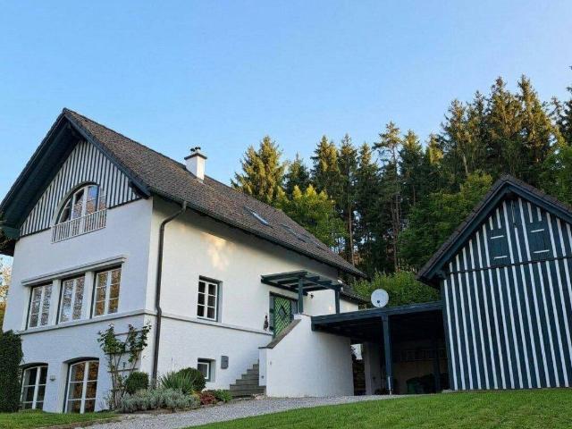 SEEWALCHEN AM ATTERSEE: Exklusives Wohnjuwel mit großzügigem Raumangebot, Weinkeller & Doppelcarport in begehrter Attersee Lage