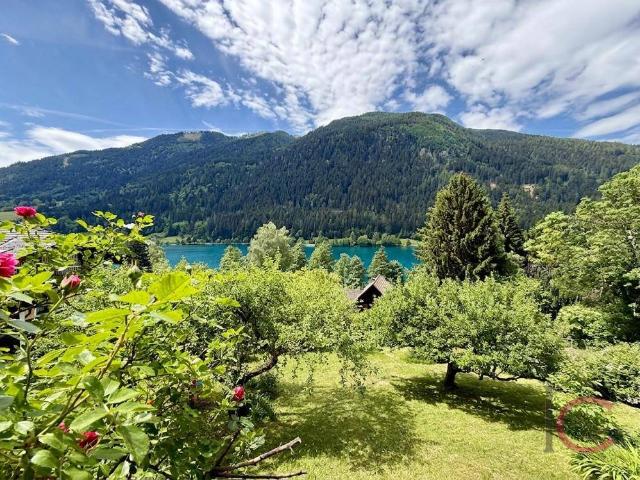 Seeblickliegenschaft mit Seegrund und eigener Quelle in Feld am See