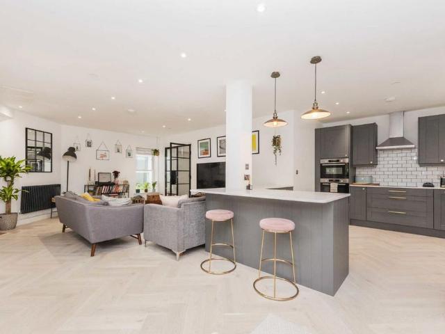 Seely Road, London SW17 3 bed terraced house to rent £3,000 pcm £692 pw