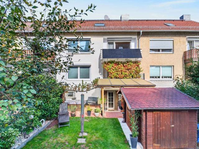 Seelze: Großzügiges Reihenmittelhaus mit 6 Zimmern, Gartenterrasse und Balkonen!