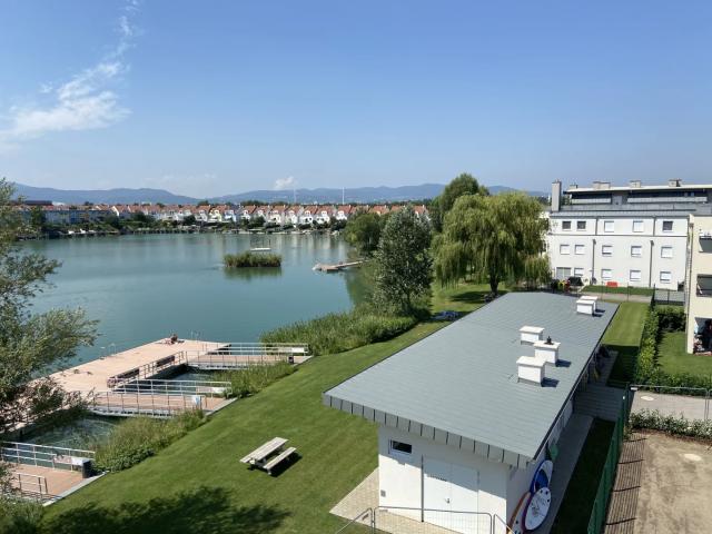 SEEPARK VÖSENDORF! Schöne 4 Zimmer Wohnung mit südseitigem Balkon im 1. Liftstock