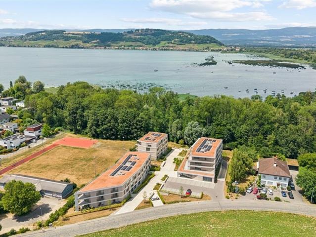 Seesicht & Ruhe Moderne 5.5 Zimmer Dachwohnung am Murtensee
