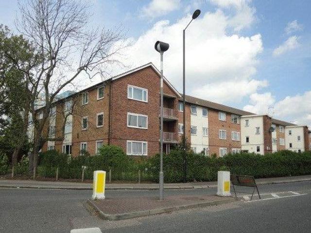Sefton Court, Hounslow, TW3 2 bed flat to rent £1,850 pcm £427 pw
