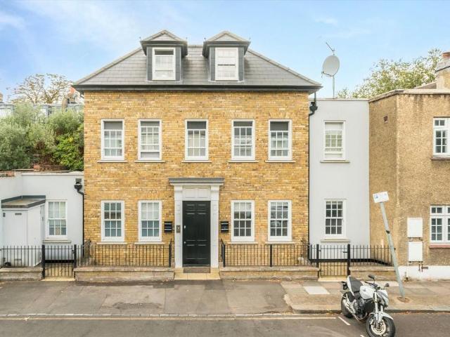 Sefton Street, London SW15 2 bed flat to rent £2,750 pcm £635 pw