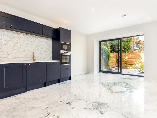 Sefton Street, Putney, London, SW15 4 bed semi detached house to rent £4,500 pcm £1,038 pw