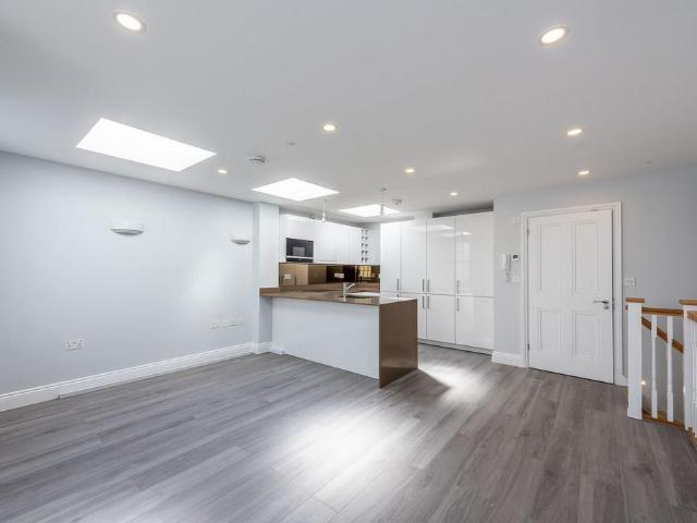 Sefton Street, Putney, London, SW15 2 bed flat to rent £2,750 pcm £635 pw