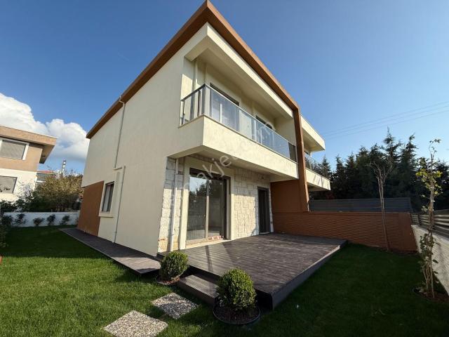 Seferihisar Tepecik’te Butik Site İçerisinde, Peyzajı Hazır Satılık 3+1 Villa