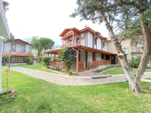 Seferihisar Ürkmezde Erdem Tur Sitesinde Full Eşyalı, Havuzlu & Akıllı Satılık 3+1 Villa