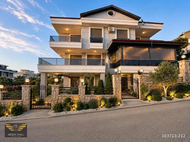Seferihisar Akarcada Denize Yakın Satılık 4+1 Triplex Villa