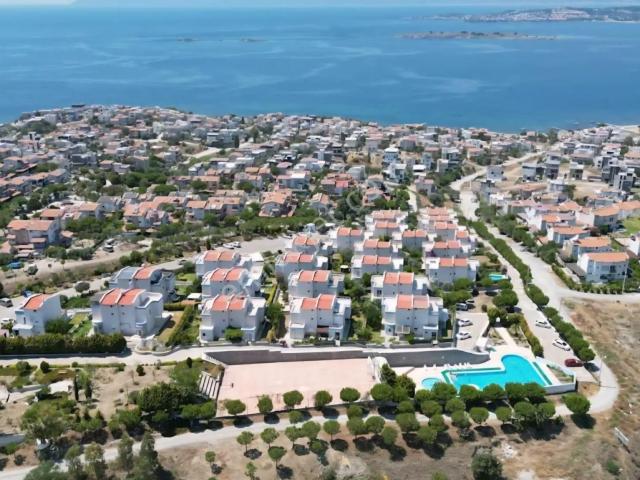 Seferihisar Akarca'da Havuzlu Sitede Satılık 4+1 Dubleks Villa