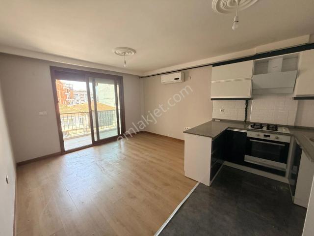 Seferihisar Çarşı Merkezinde Kiralık 1+1