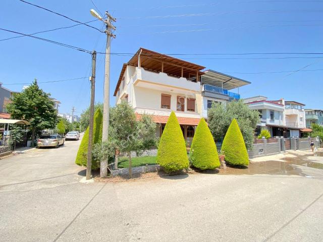 Seferihisar Cumhuriyet’te Denize 400m Mesafede Satılık 7+1 Köşe Villa!
