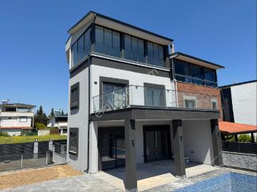 Seferihisar Doğanbey De Satılık 250m2 İçinde Tek Havuzlu Villa