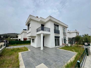Seferihisar Doğanbey De Satılık 2+1 Bahçeli Villa