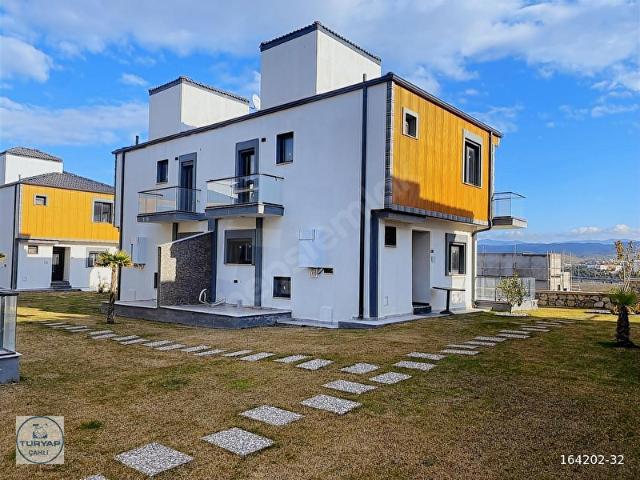 Seferihisar Düzce Mah Kiralık Havuzlu Triplex