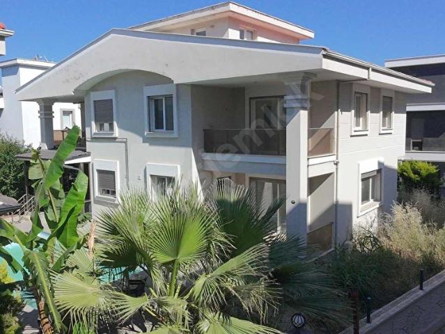 Seferihisar Merkez Villalar Bölgesinde Havuzlu 4+1 Villa