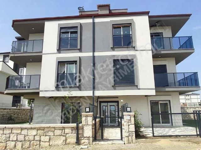 Seferihisar Çolak İbrahim Bey Mah. Bahçe Kullanımlı 2+1 Daire
