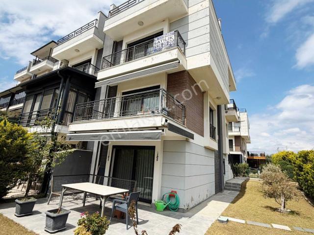Seferihisar'da Havuzlu Sitede Satılık 4+2 Tripleks Villa
