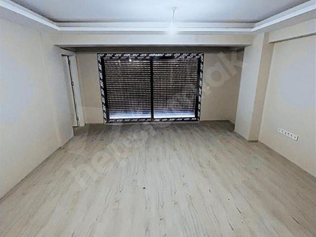 Seferihisarda Sıfır Cadde Üzeri Asansörlü Otoparklı 2+1 Daire