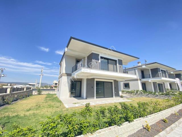 Seferihisar'da Site İçerisinde Modern Kiralık Villa