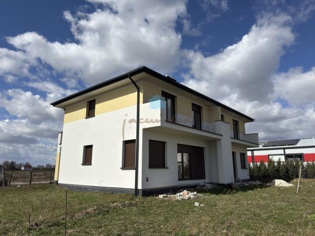 Segment bliźniak z garażem, 3 sypialnie, balkon, ogród