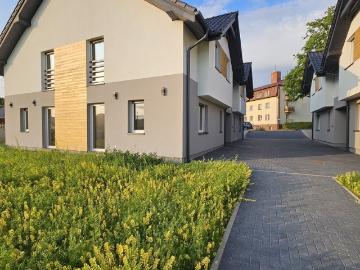 Segment bliźniaka w Krośnicach z ogródkiem i miejscem postojowym