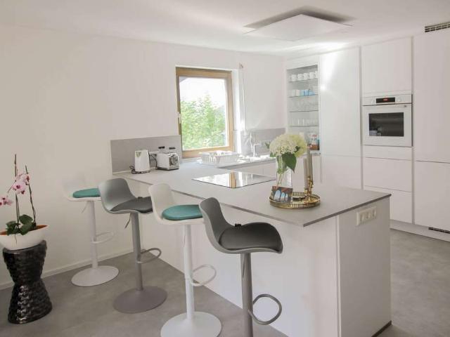 SEHENSWERTE UND GROßZÜGIGE 3 Zimmer Hochparterre Wohnung in zweiter Reihe zum See zentral gelegen!